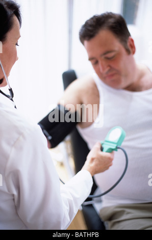 Mesure de la pression sanguine. Stethoscopebeing sphygmomanomètre et utilisé par un médecin pour mesurer la pression artérielle. Banque D'Images