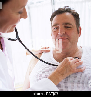 Examen stéthoscope.pratique générale médecin de l'écoute d'un obeseman Banque D'Images