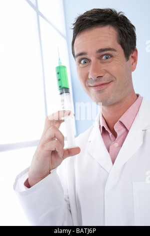 Médecin à l'aide d'une seringue. Banque D'Images