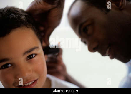 Examen de l'oreille. Médecin de médecine générale de l'examen d'un jeune garçon de 9 ans à l'aide de l'oreille d'un otoscope. Banque D'Images