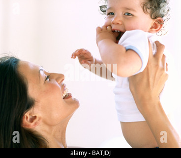 Mère et Bébé garçon. Heureux de sa mère 9-month-old baby boy vers son visage. Banque D'Images