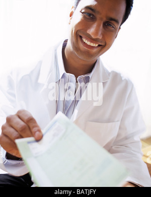Prescription médicale. Pratique générale doctor holding une prescription il vient d'écrire. Banque D'Images