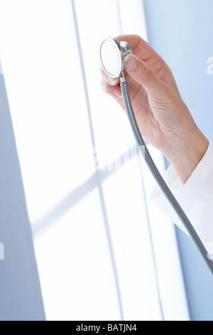 Doctor holding un stéthoscope. Le stéthoscope permet au médecin d'écouter des sons dans le corps du patient. Banque D'Images