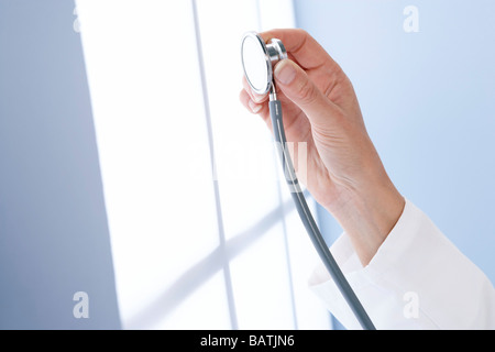 Doctor holding un stéthoscope. Le stéthoscope permet au médecin d'écouter des sons dans le corps du patient. Banque D'Images