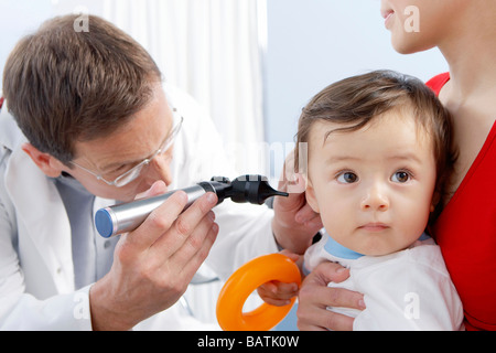 Examen de l'oreille. Otoscope utilisé par un médecin d'examiner la pratique générale d'un an. Banque D'Images