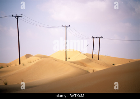 Pylônes en bois soutenant les lignes d'acrosss et dunes. La tension transmise dans les lignes d'énergie soutenu par le bois. Banque D'Images