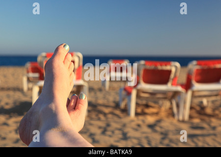 Pieds de femme peint en vert avec des clous sur le transat sur la plage Gran Canaria Espagne Europe Banque D'Images