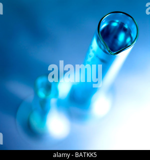 Matériel de laboratoire. Deux éprouvettes vu de dessus. Banque D'Images