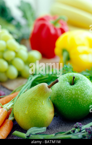 Les fruits et légumes. Ce sont une partie essentielle d'une alimentation saine, d'être une bonne source de vitamines, minéraux et fibres. Banque D'Images