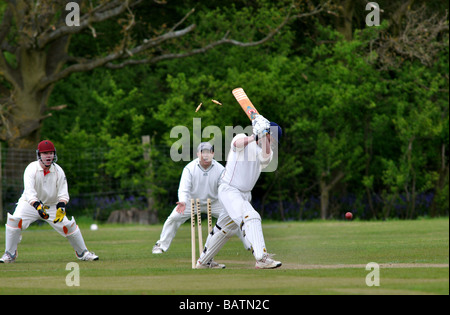 Village cricketer renversées, boites battant, Cookhill, Worcestershire, Angleterre, RU Banque D'Images