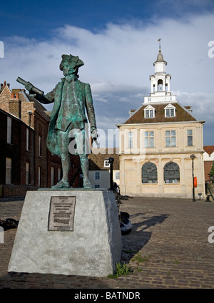 Statue du capitaine George Vancouver RN Kings Lynn avec le Custom House dans l'arrière-plan Banque D'Images