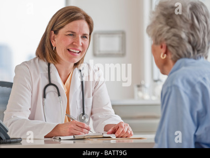 Senior Woman talking with nurse Banque D'Images