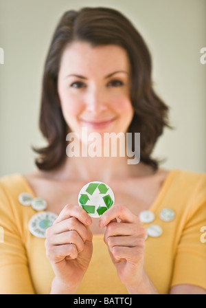 Woman holding bouton avec le symbole de recyclage Banque D'Images