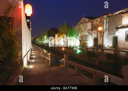 Les bâtiments longeant le canal traditionnel au crépuscule, Suzhou, Chine Banque D'Images