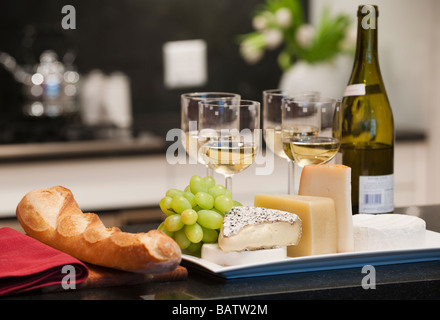 Fromages et vin sur le plan de travail de cuisine Banque D'Images