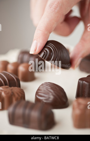 Woman's hand holding chocolate Banque D'Images