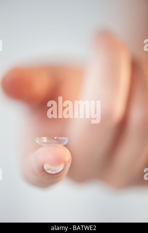 Close-up de lentilles sur le doigt de femme Banque D'Images