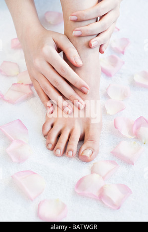 Close-up of woman's hands et pieds Banque D'Images