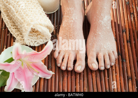 Close-up of woman's feet avoir soin de spa Banque D'Images