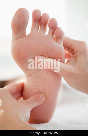 Close-up of woman having massage des pieds Banque D'Images