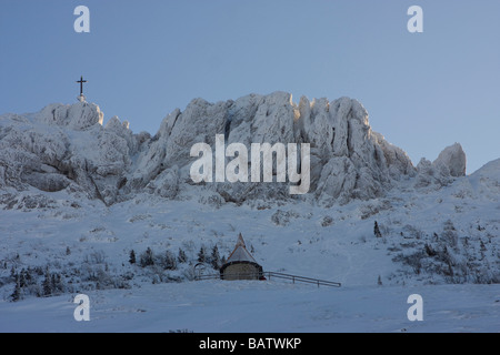 Germany, Bavaria, croix, Kampenwand en montagne Banque D'Images