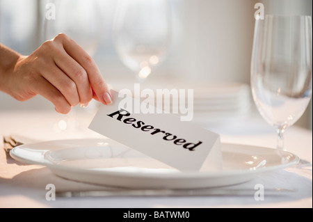 Femme mise sur table restaurant tag, close-up Banque D'Images