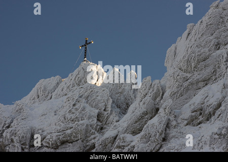 Germany, Bavaria, croix, Kampenwand en montagne Banque D'Images