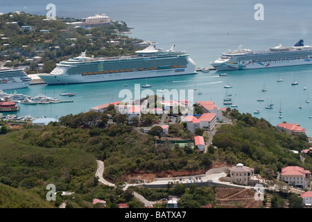 Les navires de croisière à Charlotte Amalie Harbor Banque D'Images