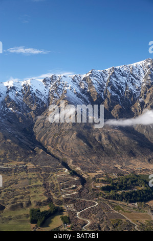 Les Remarkables et route d'accès près de Queenstown ile sud Nouvelle Zelande Banque D'Images