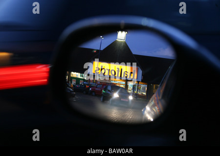 Un magasin Halfords reflétée dans un miroir de voiture Banque D'Images