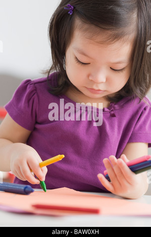 Bébé fille avec des crayons à colorier Banque D'Images
