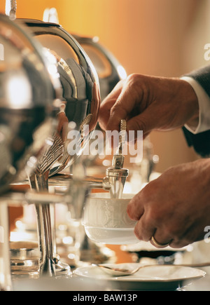 Man pouring tea de samovar Banque D'Images