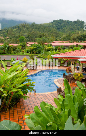 La piscine de la Volcano Lodge près de Parc national Arenal au Costa Rica en Amérique centrale Banque D'Images