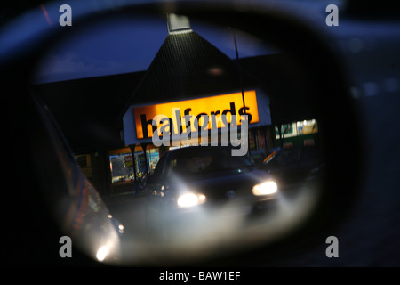 Un magasin de pièces de voiture Halfords reflétée dans un miroir de voiture. Cette image a été inversée. Banque D'Images