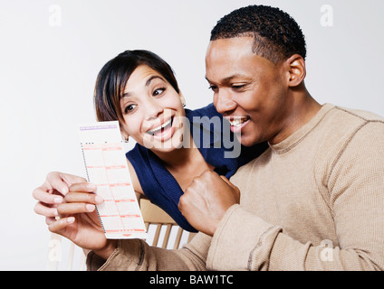 Heureux couple billet de loterie Banque D'Images