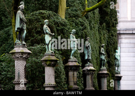 Des statues en bronze de commerçants autour de la Place du Petit Sablon - Bruxelles, Belgique Banque D'Images