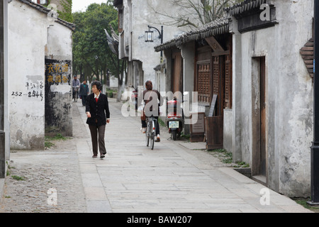 Les gens qui marchent le long de la rue traditionnelle, Suzhou, Chine Banque D'Images