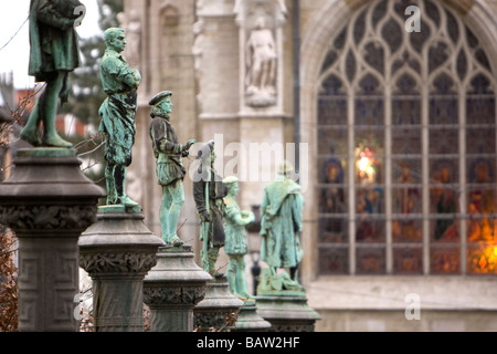 Des statues en bronze de commerçants autour de la Place du Petit Sablon - Bruxelles, Belgique Banque D'Images