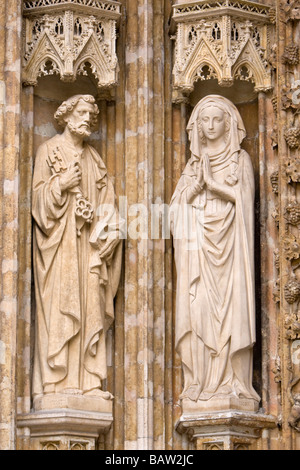 Sculptures sur pierre sur la cathédrale Notre Dame au Sablon (église Notre Dame de Sablon) - Bruxelles, Belgique