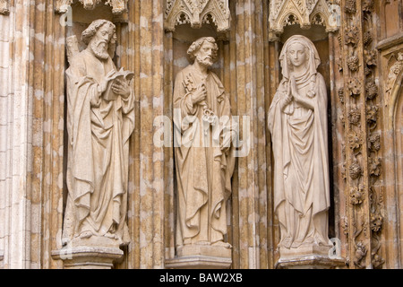 Sculptures sur pierre sur la cathédrale Notre Dame au Sablon (église Notre Dame de Sablon) - Bruxelles, Belgique