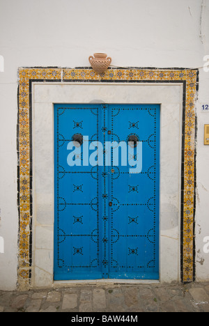 Porte bleue décorée dans le village de Sidi Bou Said Tunisie Banque D'Images