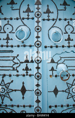 Porte bleue décorée dans le village de Kairouan Tunisie Banque D'Images