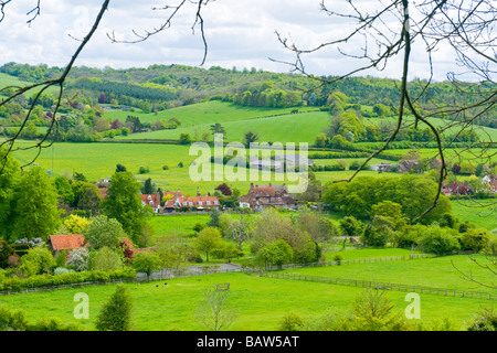 Turville Heath , panorama de Skirmett avec des champs , meadows & le matériel roulant Chiltern Hills couverte d'arbres Banque D'Images