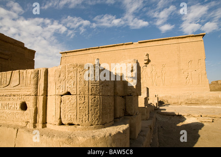 Vue depuis le Temple d'Isis,Iseum, vers l'arrière des murs de Dendera Temple, vallée du Nil, l'Egypte, l'Afrique du Nord Banque D'Images