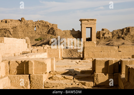 Murs extérieurs et l'entrée de Dendera Temple, vallée du Nil, l'Egypte, l'Afrique du Nord Banque D'Images