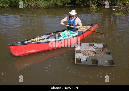 Canoéiste canadien canoe kayac rivière Medway Kent England UK Europe Banque D'Images