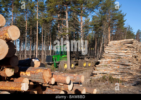 John Deere 1110D ECO III transitaire dans la forêt de taïga , Finlande Banque D'Images