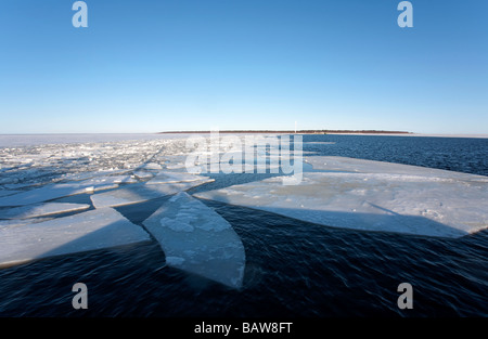 Briser la glace de mer au bord de la glace Baie Bothnian , Mer Baltique , Ile Hailuoto en arrière-plan , Finlande Banque D'Images