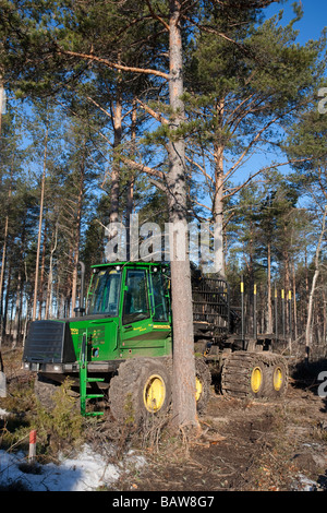 John Deere 1110D ECO III transitaire à la forêt de taïga , Finlande Banque D'Images