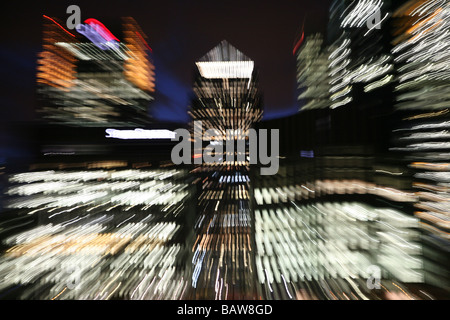 Lumières floues de Canary Wharf les immeubles de bureaux à Londres Banque D'Images